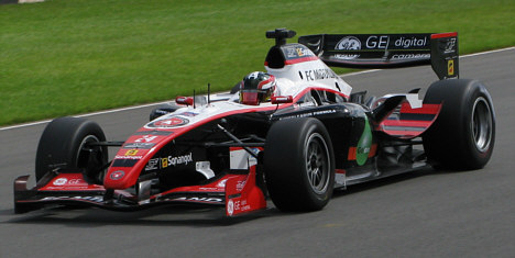 En aggressiv Kasper Andersen kørte sig op igennem feltet og sluttede på en 10. plads i weekendens første løb på Donington Park.